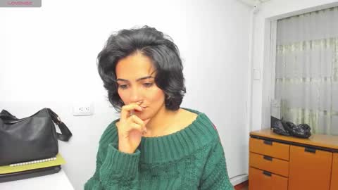 Snapshot of hanna_chloe chatting on October 27, 2025, 6:45 pm Sara online show from October 27, 2025, 6:45 pm