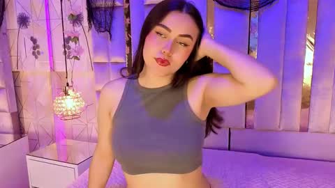 hannacollins_2 online show from November 4, 2025, 12:37 pm