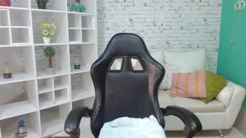 Hannah  online show from October 13, 2025, 11:21 am