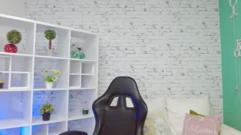 Hannah  online show from November 21, 2025, 11:20 am