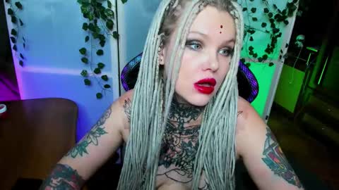 Snapshot of hannah_chaos chatting on November 11, 2025, 10:26 am Hannah online show from November 11, 2025, 10:26 am