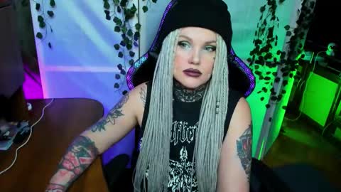 Snapshot of hannah_chaos chatting on November 16, 2025, 7:19 pm Hannah online show from November 16, 2025, 7:19 pm