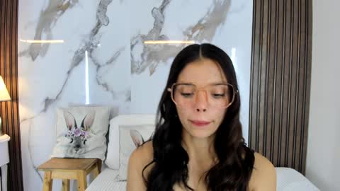Snapshot of hannahill69 chatting on January 18, 2025, 4:37 am Hannahill69 online show from January 18, 2025, 4:37 am