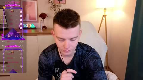 Snapshot of happy_de1mos chatting on October 2, 2025, 7:43 pm Jack online show from October 2, 2025, 7:43 pm