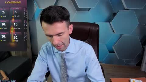 Snapshot of hard_and_juici chatting on November 18, 2025, 12:42 pm Steve online show from November 18, 2025, 12:42 pm