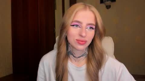 Julia online show from September 26, 2025, 5:44 am