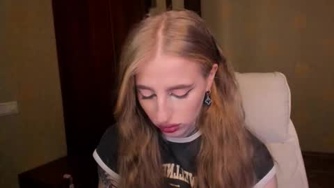 Julia online show from November 18, 2025, 5:45 am