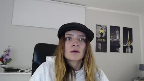 Snapshot of hat_girl chatting on December 20, 2024, 7:01 am Nicole online show from December 20, 2024, 7:01 am