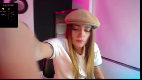 Snapshot of hat_girl chatting on January 13, 2025, 11:38 pm Nicole online show from January 13, 2025, 11:38 pm