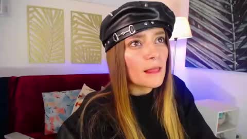 Snapshot of hat_girl chatting on February 25, 2025, 4:14 am Nicole online show from February 25, 2025, 4:14 am