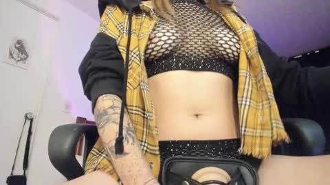 Snapshot of hat_girl chatting on November 13, 2025, 4:33 am Nicole online show from November 13, 2025, 4:33 am