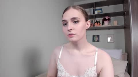 Mia online show from November 16, 2025, 7:14 am