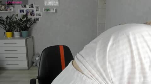 Snapshot of helen_angel_girl chatting on September 15, 2025, 6:24 am Helen sven online show from September 15, 2025, 6:24 am