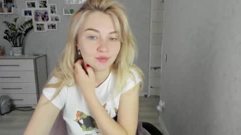 Snapshot of helen_angel_girl chatting on October 16, 2025, 6:36 am Helen sven online show from October 16, 2025, 6:36 am