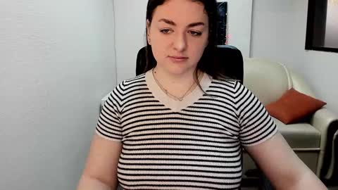 Snapshot of helen_elliot chatting on January 21, 2025, 6:54 am Helen Elliot online show from January 21, 2025, 6:54 am