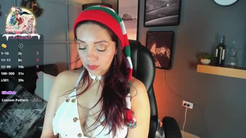 Snapshot of helenaduque_ chatting on December 23, 2024, 11:57 am Helena online show from December 23, 2024, 11:57 am