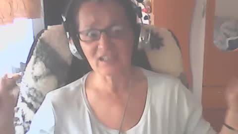 Snapshot of hellenmarie chatting on October 11, 2025, 10:14 am hellenmarie online show from October 11, 2025, 10:14 am