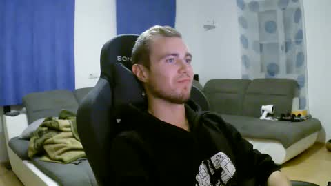 Snapshot of herbstenden chatting on December 15, 2025, 10:25 pm John Pearl online show from December 15, 2025, 10:25 pm