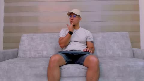 heteros men online show from February 25, 2025, 1:28 pm