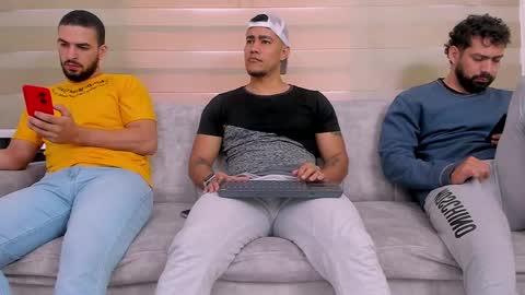 heteros men online show from March 6, 2025, 4:17 pm