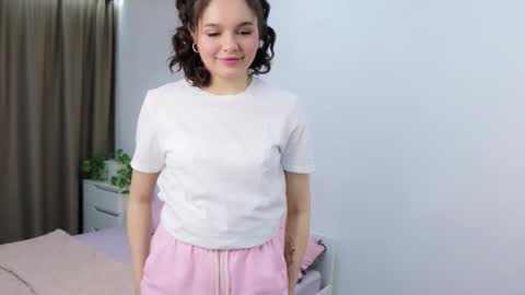 Snapshot of heyim_laura chatting on November 4, 2025, 7:51 am Laura online show from November 4, 2025, 7:51 am