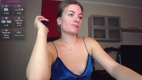 Snapshot of hi_bye_ chatting on November 23, 2025, 5:07 am Lina online show from November 23, 2025, 5:07 am