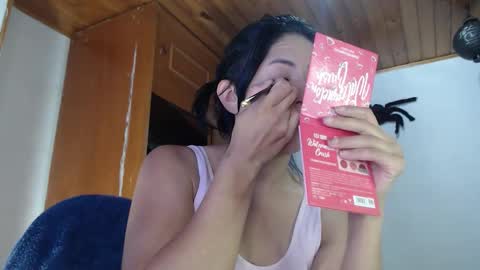 hilaril18 online show from November 1, 2025, 11:18 pm