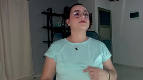 Snapshot of hillary_12 chatting on December 20, 2024, 1:25 am Miranda online show from December 20, 2024, 1:25 am