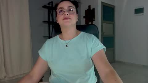 Snapshot of hillary_12 chatting on December 20, 2024, 4:31 am Miranda online show from December 20, 2024, 4:31 am