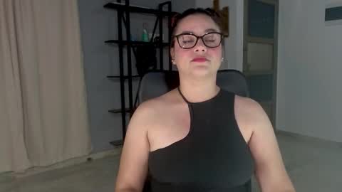 Snapshot of hillary_12 chatting on December 21, 2024, 1:15 am Miranda online show from December 21, 2024, 1:15 am