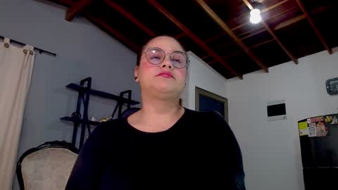 Snapshot of hillary_12 chatting on September 18, 2025, 11:12 am Miranda online show from September 18, 2025, 11:12 am