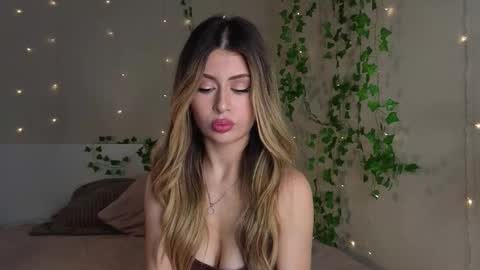 Snapshot of holayoula chatting on November 1, 2025, 8:16 am Moni Monica online show from November 1, 2025, 8:16 am