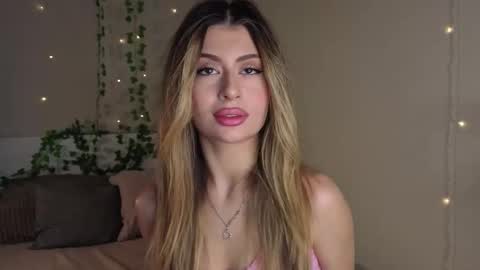 Snapshot of holayoula chatting on November 2, 2025, 8:06 am Moni Monica online show from November 2, 2025, 8:06 am