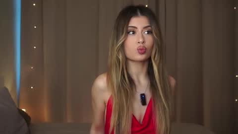 Snapshot of holayoula chatting on November 14, 2025, 8:13 am Moni Monica online show from November 14, 2025, 8:13 am