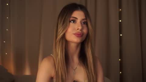 Snapshot of holayoula chatting on November 19, 2025, 8:03 am Moni Monica online show from November 19, 2025, 8:03 am