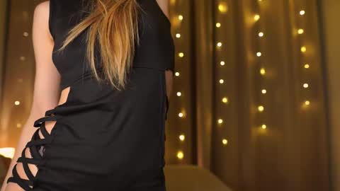 Snapshot of holayoula chatting on December 2, 2025, 2:12 pm Moni Monica online show from December 2, 2025, 2:12 pm