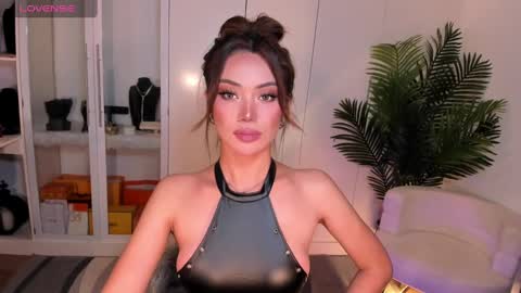 Snapshot of holee_laura chatting on December 2, 2024, 10:12 pm Ms. Laura online show from December 2, 2024, 10:12 pm