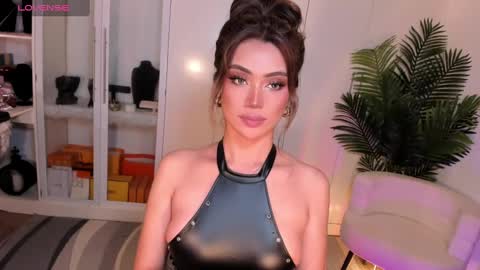 Snapshot of holee_laura chatting on February 2, 2025, 10:17 pm Ms. Laura online show from February 2, 2025, 10:17 pm