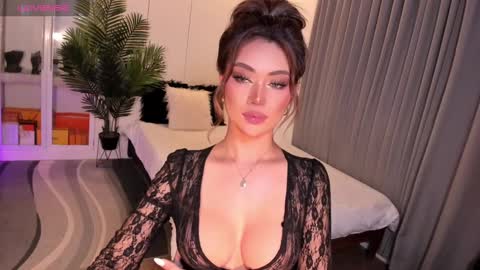 Snapshot of holee_laura chatting on March 8, 2025, 5:54 pm Ms. Laura online show from March 8, 2025, 5:54 pm