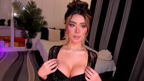 Snapshot of holee_laura chatting on September 17, 2025, 3:08 am Ms. Laura online show from September 17, 2025, 3:08 am