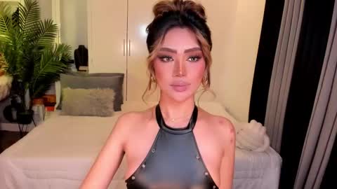 Snapshot of holee_laura chatting on October 30, 2025, 2:24 am Ms. Laura online show from October 30, 2025, 2:24 am