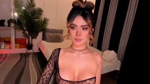 Snapshot of holee_laura chatting on November 28, 2025, 7:05 pm Ms. Laura online show from November 28, 2025, 7:05 pm