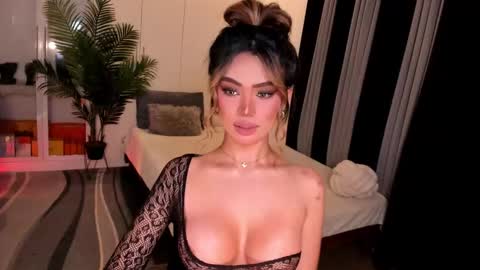 Snapshot of holee_laura chatting on November 29, 2025, 5:16 pm Ms. Laura online show from November 29, 2025, 5:16 pm