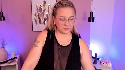 Snapshot of hollie_joliie chatting on October 7, 2025, 12:02 pm Hollie online show from October 7, 2025, 12:02 pm