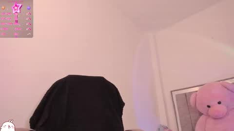 holly_16 online show from December 18, 2025, 6:58 pm