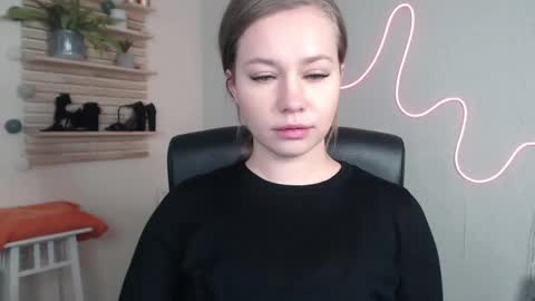 Holly online show from December 5, 2024, 3:26 am