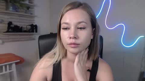 Holly online show from December 12, 2024, 1:10 am