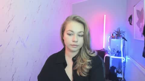 Holly online show from October 17, 2025, 6:54 pm