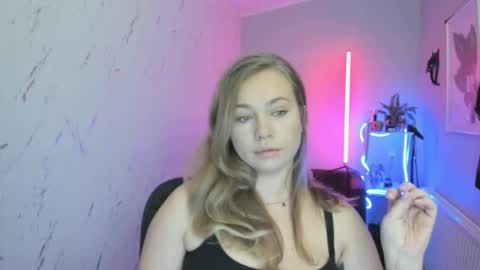 Holly online show from October 22, 2025, 6:40 pm