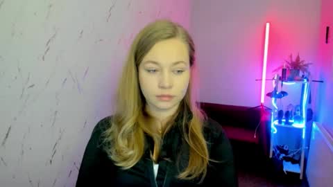 Holly online show from November 30, 2025, 6:12 pm